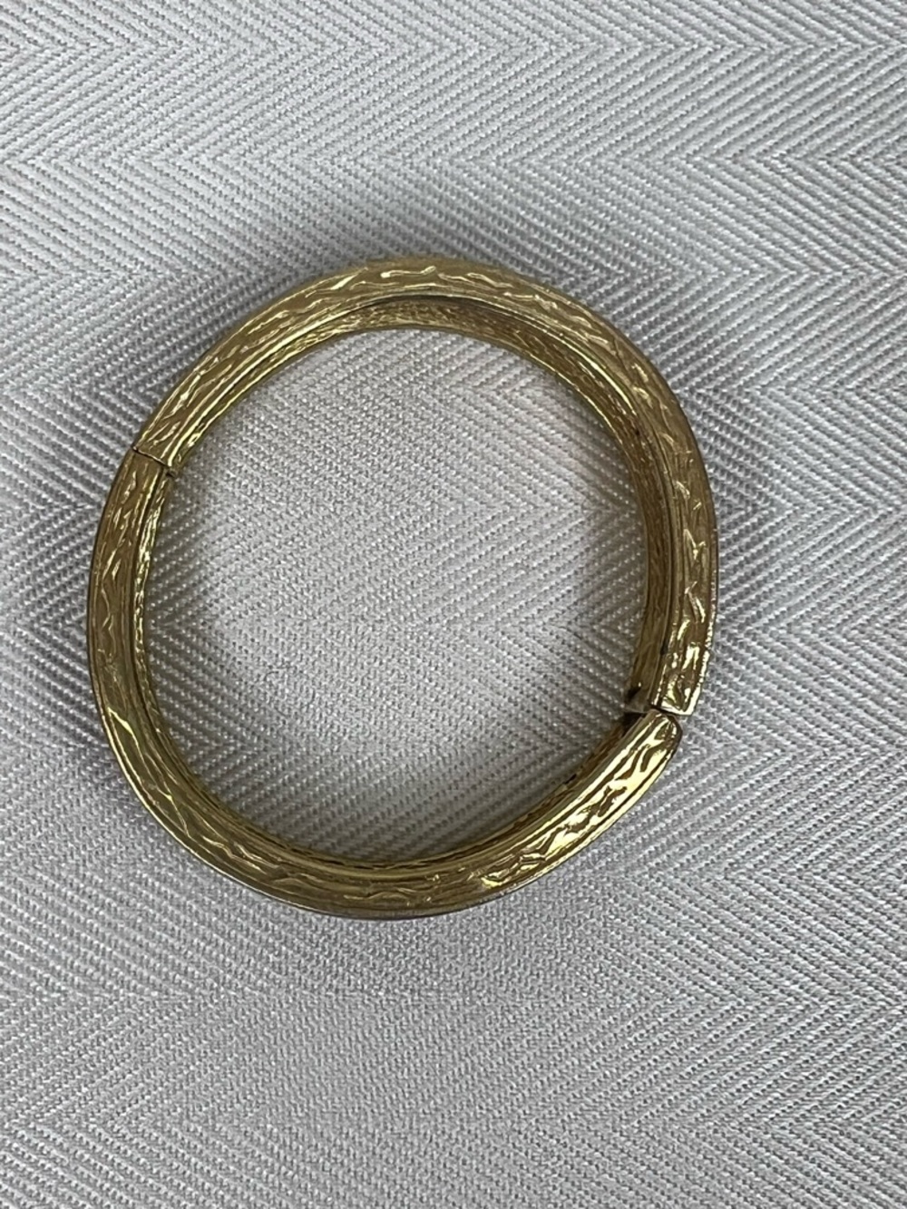 CINER Bracelet Signed Gold-Tone Hinged Clamper Bangle Deep Cherry Red Enamel - Picture 4 of 10